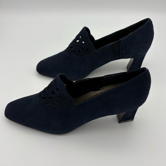 NWOB KIKIT Vintage Navy Suede Leather Closed Toe Block Heel with Cut Out Design - Picture 1 of 13
